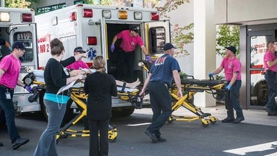 米オレゴン州の大学で銃乱射、死者10人 容疑者死亡
