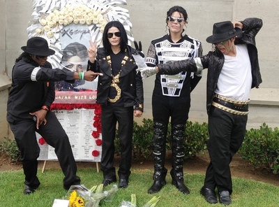 M・ジャクソンさん没後5年、ファンが墓前で追悼