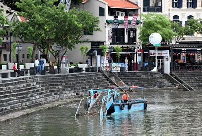 プラスチックごみも回収、専用ボートで川の清掃 シンガポール
