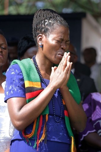 通貨急落のザンビア、大統領が国民総動員し「神頼み」