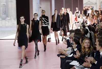 アニマルプリントで見せるワイルドでマスキュリンな女性像、「ディオール」15/16秋冬