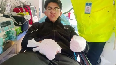 21歳の男性が素手で車の窓を壊し中の母子を救助 中国浙江省