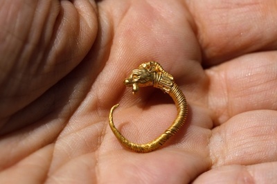 上流階級の黄金のイヤリングを発見、紀元前2～3世紀 東エルサレム