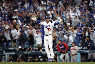 ドジャースがシリーズ初勝利、8回に3点差ひっくり返し逆転