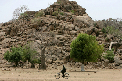 スーダンで航空機墜落、政府高官ら32人死亡