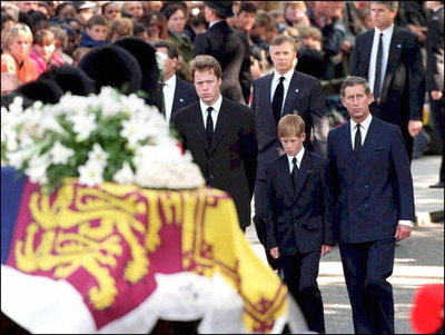  ヘンリー王子、ダイアナ元妃の葬儀での苦痛を告白