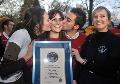 キスで世界記録、ほおに108回、唇は94回