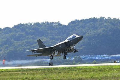 韓国、国産戦闘機KF-21量産初号機を空軍に引き渡し…2030年代初めまでに100機超導入へ