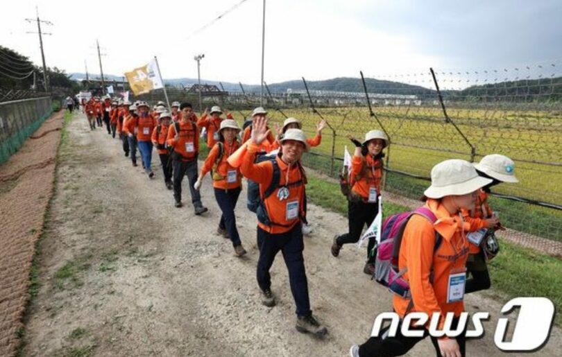 出征式を終え、生態探訪路に沿って歩く「非武装地帯（DMZ）自由・平和大長征」の参加者たち(c)news1