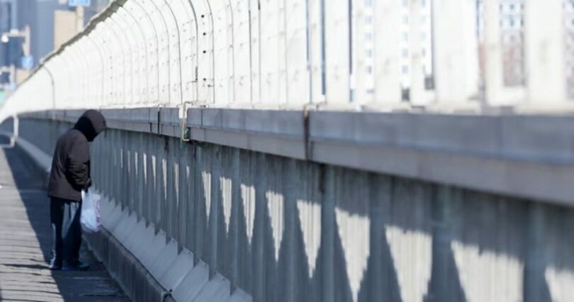 2025年2月24日、ソウルの麻浦大橋の上から橋の下を見下ろしているある市民＝記事本文とは関係ありません(c)news1