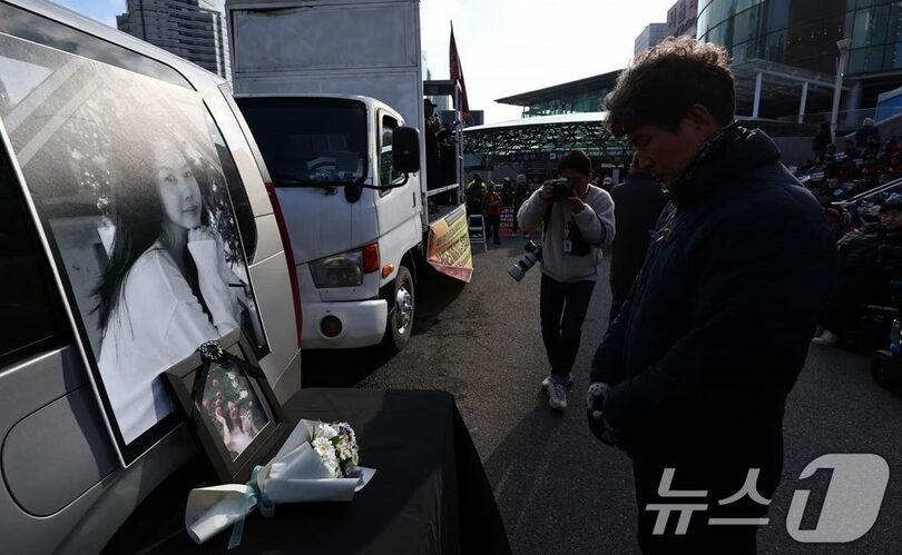 ソウル駅前の広場に設営されたトゥアンさんの追悼の場(c)news1