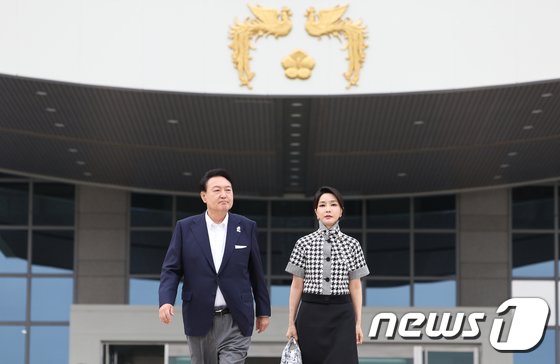 レセプション・晩餐に向かうユン大統領とキム・ゴニ氏(c)news1