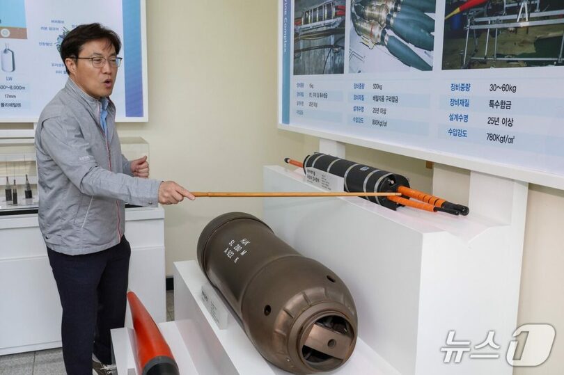 海底ケーブルの特徴や種類、関連設備を紹介するKT釜山国際通信運用チーム長＝KT(c)news1