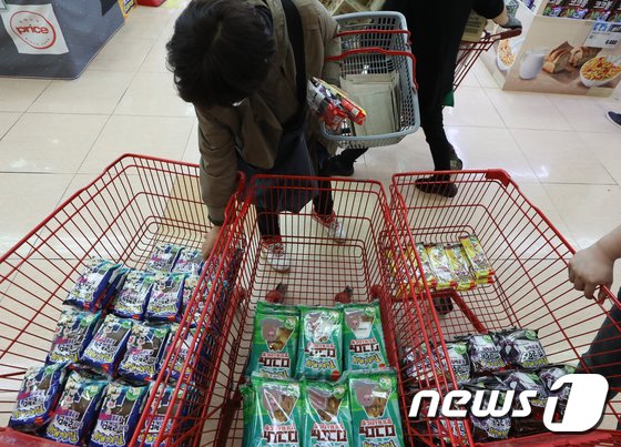 4月25日、ソウルのある大型量販店でポケモンパンを購入する客(c)news1