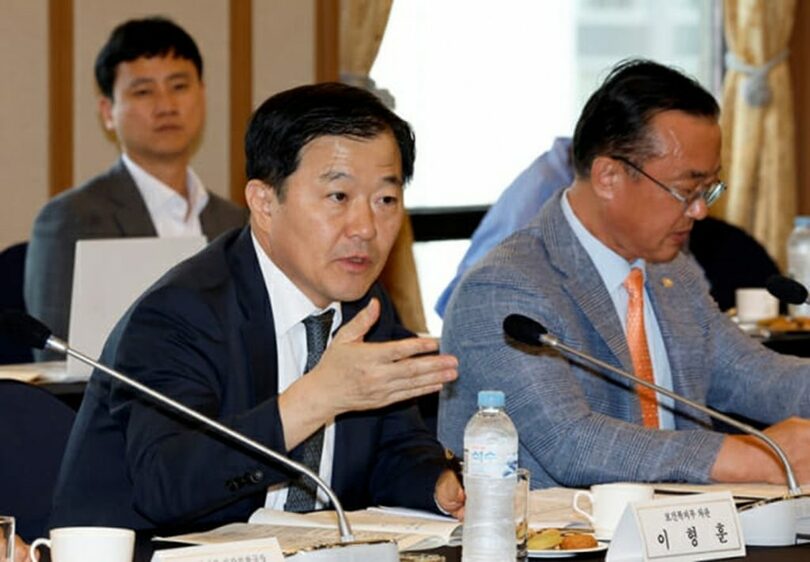 国家健康診断委員会の会議を主宰するイ・ヒョンフン第2保健福祉次官＝保健福祉省(c)KOREA WAVE