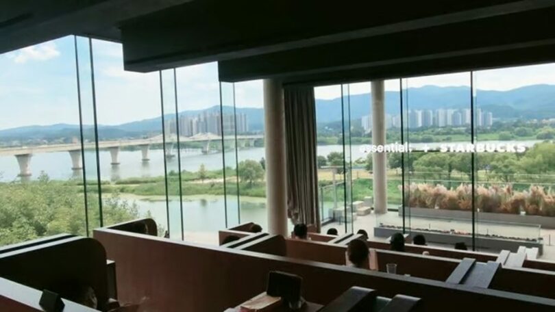 南漢江を見下ろせるよう座席を階段式に配置したサイレントルーム(c)MONEYTODAY