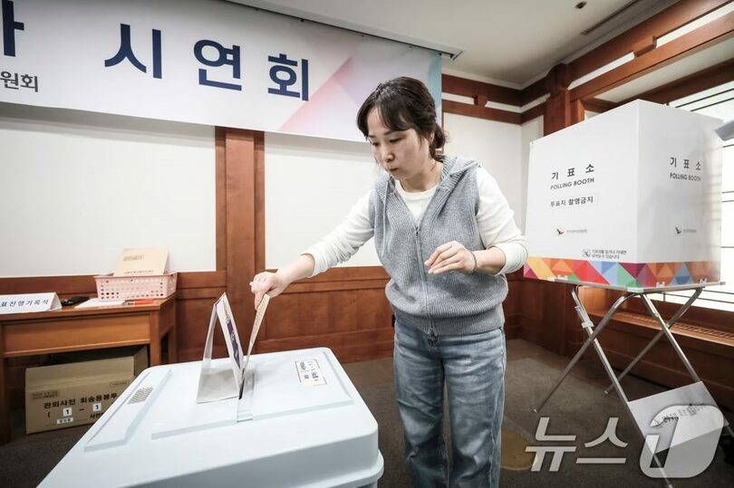 4月10日、京畿道果川市の中央選挙管理委員会で第21代大統領選挙の事前投開票手続きのデモンストレーションに臨む選管職員＝共同取材(c)news1