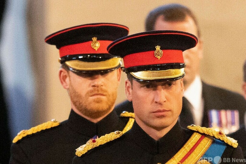 英女王の孫8人、ひつぎ囲む ヘンリー王子は軍服着用