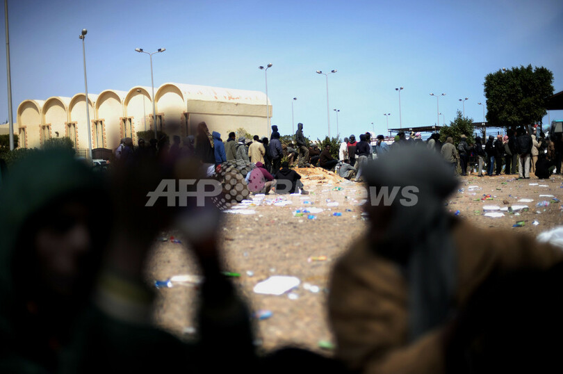 リビア東部でAFP記者ら3人が不明