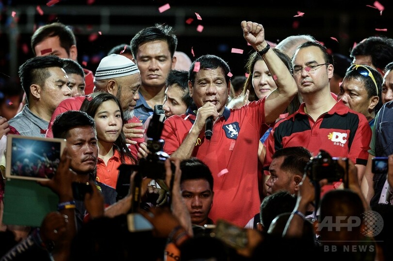 下ネタ連発、法王に暴言…比大統領選で優勢 「私刑執行人」の過激発言