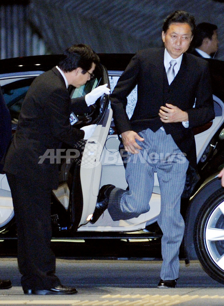 皇居での親任・認証式が終了、鳩山内閣が正式に発足