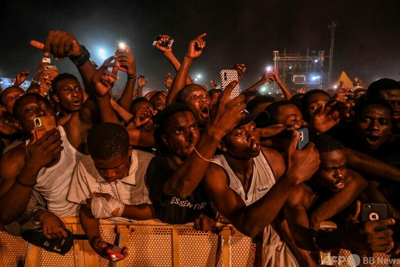 【今日の1枚】コンサート彩るスマホの光 コートジボワール