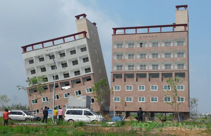 韓国で建設中のビル傾く、倒壊の恐れ