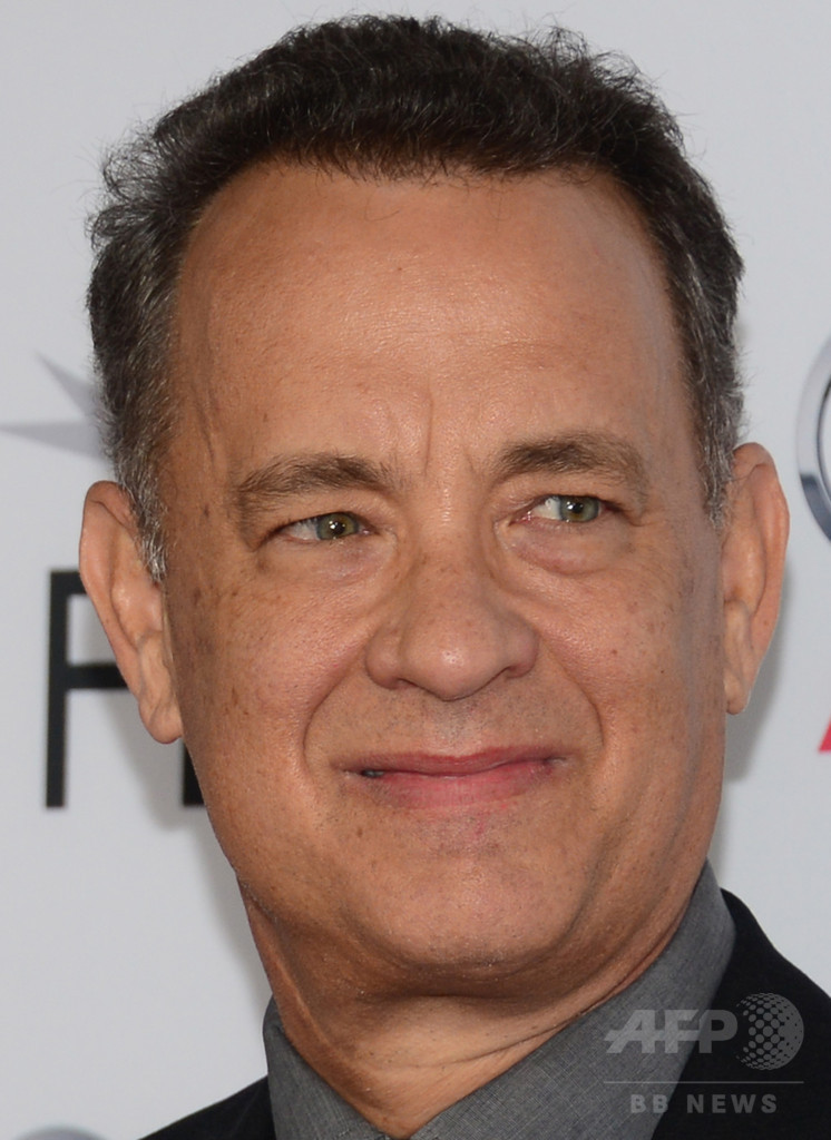 中国人彫刻家が制作の英女王像、T・ハンクスに似ていると話題に