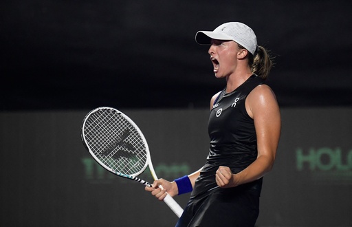 シフィオンテクがサバレンカ破る WTAファイナルズ決勝進出 写真8枚