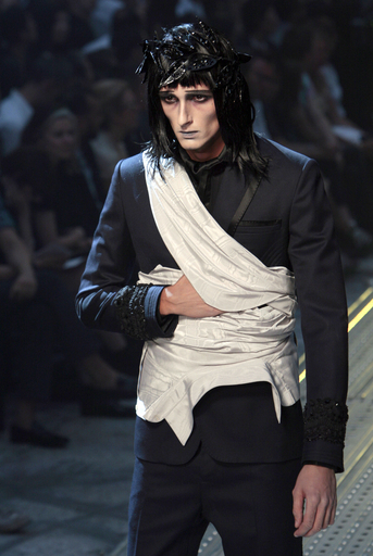 10年春夏パリ・メンズコレクション＞ジョン・ガリアーノ、新作を発表