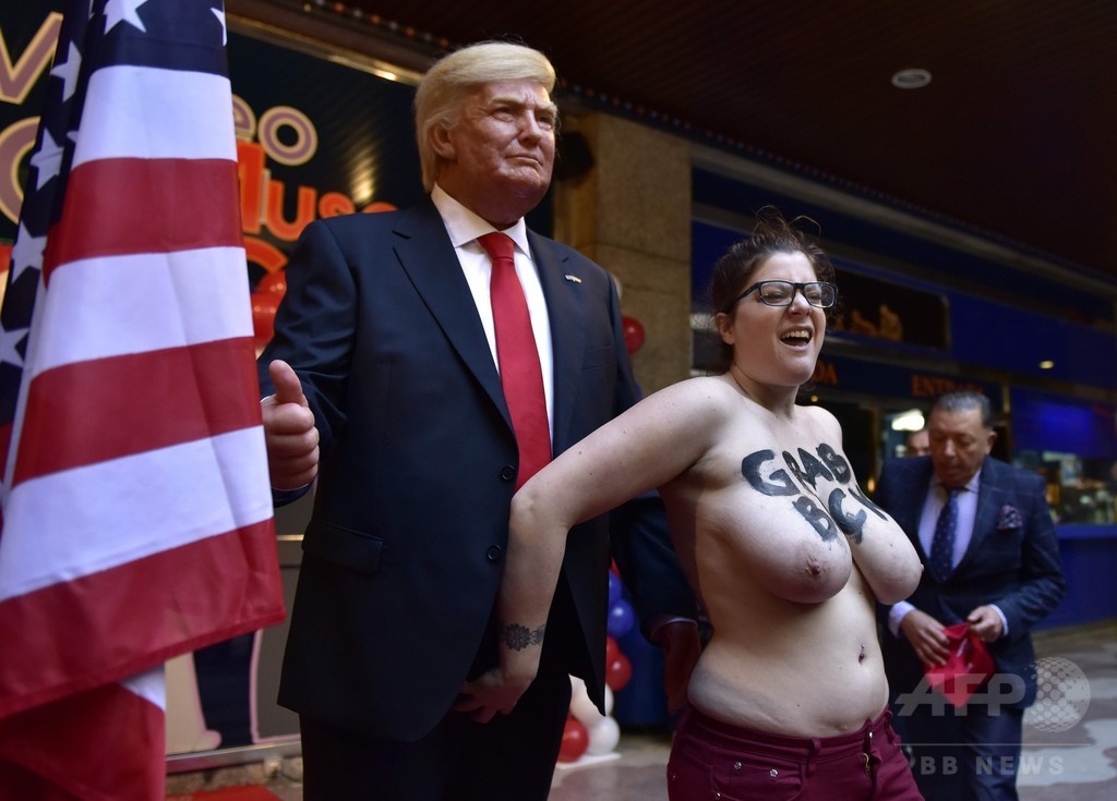 トップレス活動家、トランプ氏の股間つかんで抗議? トップレス活動家、トランプ氏の股間つかんで抗議?