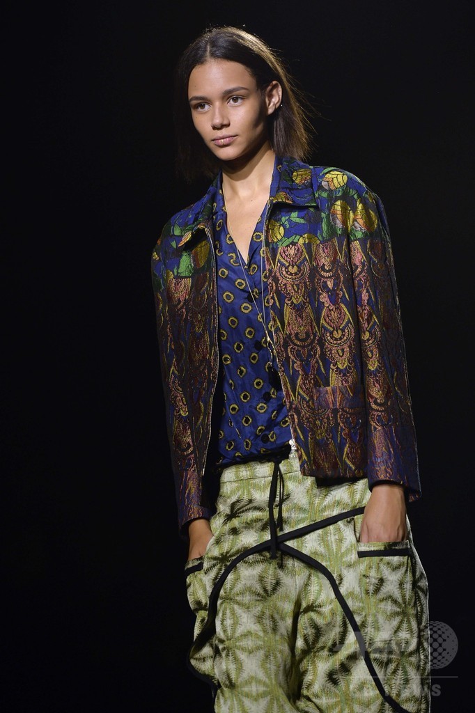 緑に映える多彩なテキスタイル、「ドリス ヴァン ノッテン」15年春夏