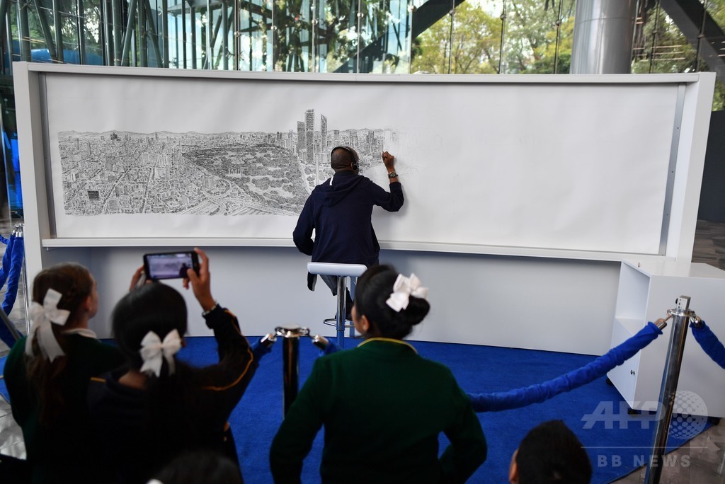 自閉症の英アーティスト、記憶だけでメキシコ市をキャンパスに再現