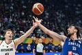 FIBAバスケットボール・ワールドカップ決勝、ドイツ対セルビア。ボールに手を伸ばすドイツのアンドレアス・オブスト（左）とセルビアのニコラ・ミルチノフ（2023年9月10日撮影）。(c)SHERWIN VARDELEON / AFP