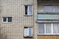 ロシア・エフレモフで、軟禁下に置かれている自宅の窓から姿を見せたアレクセイ・モスカリョフさん（2023年3月23日撮影）。(c)Natalia KOLESNIKOVA / AFP 