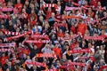 リバプール（Liverpool FC）の本拠地アンフィールド（Anfield）で行われた追悼式典でマフラーを掲げる人々（2014年4月15日撮影）。(c)AFP/PAUL ELLIS