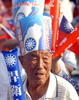 2007年9月15日、台中（Taichung）で開かれた野党・国民党（KMT）の街頭行進で、「国連復帰」と書かれた紙の帽子をかぶった支持者。(c)AFP/ATRICK LIN