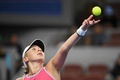テニス、中国オープン、女子シングルス4回戦。サーブを打つアマンダ・アニシモバ（2024年10月2日撮影）。(c)GREG BAKER / AFP
