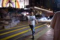 香港の元朗区で、催涙弾から逃げる民主派のデモ参加者（2019年10月21日撮影）。(c)Ed JONES / AFP
