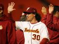 第2回ワールド・ベースボール・クラシック（%%2009 World Baseball Classic%%）2次ラウンド2組1位決定戦、米国に勝利しチームメイトとハイタッチを交わすベネズエラのマグリオ・オルドニエス（%%Magglio Ordonez%%）。（2009年3月18日撮影）(c)AFP/Getty Images/Doug Benc