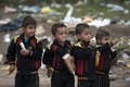 ギリシャ国境を越えてマケドニア入りし、難民施設でバナナを食べる子どもたち（2015年9月20日撮影）。(c)AFP/ NIKOLAY DOYCHINOV