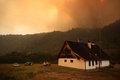 アルゼンチン・リオネグロ州パラへビジェガスの山火事の様子（2021年12月29日撮影）。(c)Francisco RAMOS MEJIA / AFP