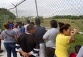 暴動が発生したメキシコ北部ヌエボレオン州カデレイタの刑務所の外で待つ受刑者の親族ら（2017年10月10日撮影）。(c)AFP/Julio Cesar AGUILAR