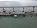 クリミア半島とロシア本土を結ぶクリミア橋で進められている修復作業。ロシア連邦道路局提供（2022年11月8日撮影、資料写真）。(c)AFP PHOTO / Russian federal road agency Rosavtodor / handout
