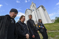 ウクライナの首都キーウ近郊ブチャで集団埋葬地を訪れたロックバンド「U2」のボノさん（左から2人目）とジ・エッジさん（左、2022年5月8日撮影）。(c)Genya SAVILOV / AFP