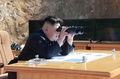 朝鮮中央通信（KCNA）が配信した、大陸間弾道ミサイル（ICBM）発射実験を視察する金正恩朝鮮労働党委員長の写真（2017年7月4日配信）。(c)AFP/KCNA VIA KNS