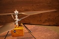 米カリフォルニア州にある航空宇宙局（NASA）ジェット推進研究所（JPL）に展示された火星探査ヘリコプター「インジェニュイティ」の模型（2021年2月16日撮影）。(c)Patrick T. FALLON / AFP