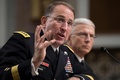 米上院軍事委員会の公聴会で証言するロバート・エイブラムス陸軍大将（左、2018年9月25日撮影）。(c)Jim WATSON / AFP