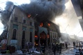 爆弾2発の爆発で炎上し、大量の黒煙が上がるイラク・バグダッド（Baghdad）のショルジャ（Shorjah）市場（2014年2月13日撮影）。(c)AFP/AHMAD AL-RUBAYE