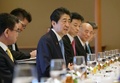 東京・元赤坂の迎賓館で、ドナルド・トランプ米大統領とのワーキングランチに臨む安倍晋三首相（中央、2017年11月6日撮影）。(c)AFP/Toru Kawata